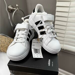 👟🆕Adidas Kids Grand Court 2.0 White and Black Striped Sneakers, Size 12👟